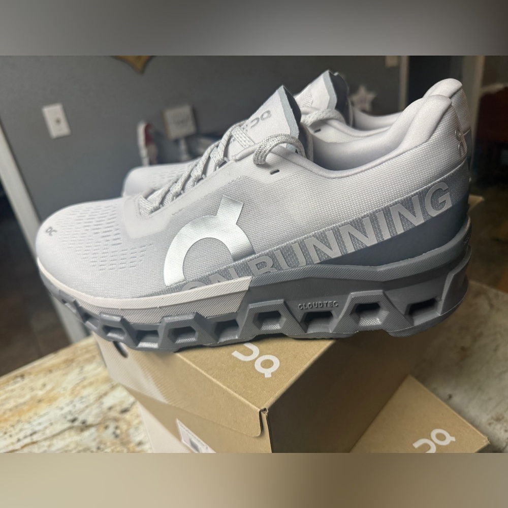 New in Box Men’s On Cloud Shoes Size 11 Gray Cloudmonster 2